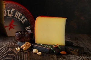 Rote Hexe — насыщенный швейцарский сыр с паприкой и сливочной текстурой