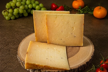 Сыр Чеддер козий с трюфелем, 50%, Крым. Сырный Сомелье