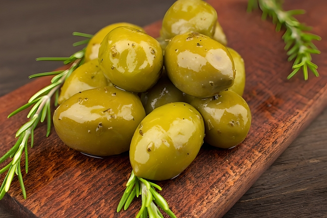 Оливки зеленые с травами Ophellia 250г, вакуумный пакет