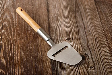 Нож для сыра слайсер Валдай (деревянная ручка)