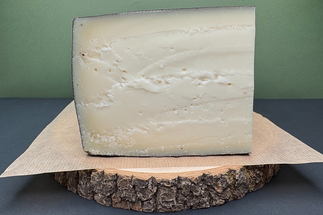 Сыр Кипиа из козьего молока с трюфелем 12 мес., 50%